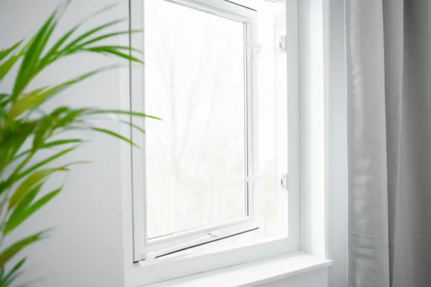 AXA Raamsluiting design met nok links wit