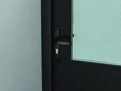 AXA veiligheidsbeslag Edge achterdeur zwart smal schild met SKG 3-sterren 92 mm