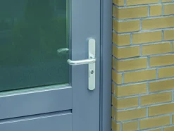 AXA veiligheidsbeslag Oval achterdeur aluminium smal schild met SKG 3-sterren 92 mm